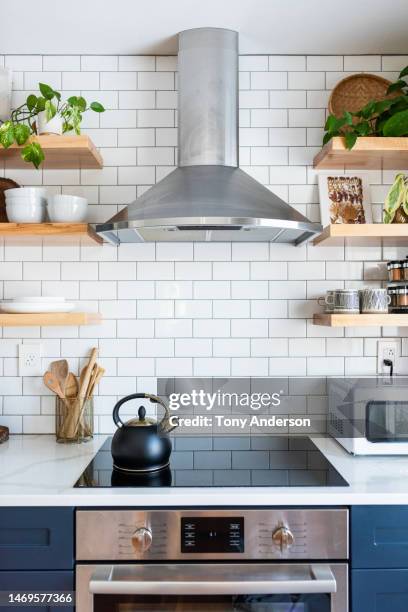 kitchen counter with electric stove top, shelves and ventilation hood - burner stove top 個照片及圖片檔