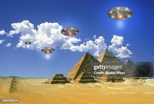 ufos over the pyramids of giza in cairo, egypt - kalksteen stockfoto's en -beelden