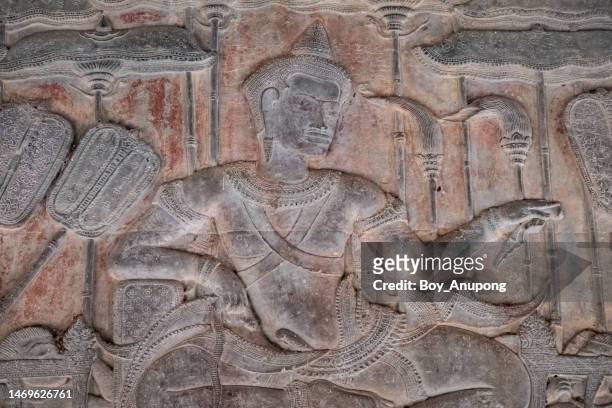 a bas-relief of king suryavarman ii depicted at angkor wat, cambodia. angkor wat, the world’s largest religious structure. - king of cambodia stock-fotos und bilder