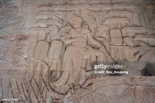 a bas-relief of king suryavarman ii depicted at angkor wat, cambodia. angkor wat, the world’s largest religious structure. - king of cambodia stock-fotos und bilder