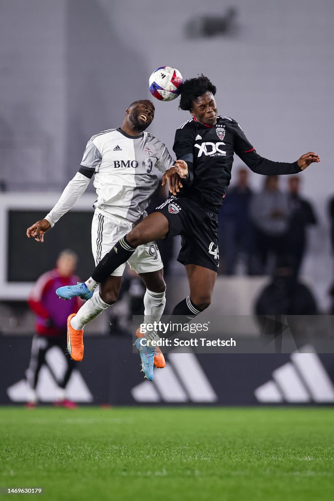 Adama Diomandé of Toronto FC and Matai Akinmboni of DC United compete