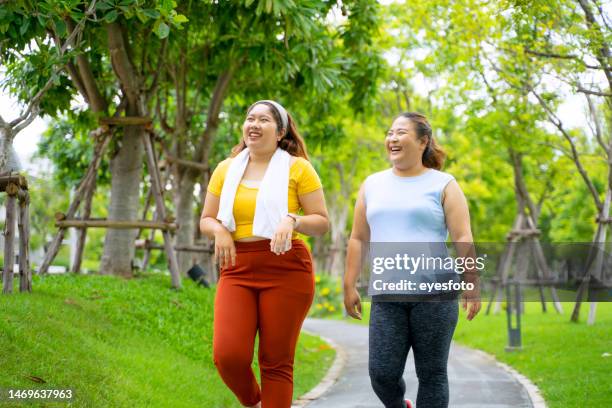 group of people are going to work out at the park. - weight loss support stock pictures, royalty-free photos & images