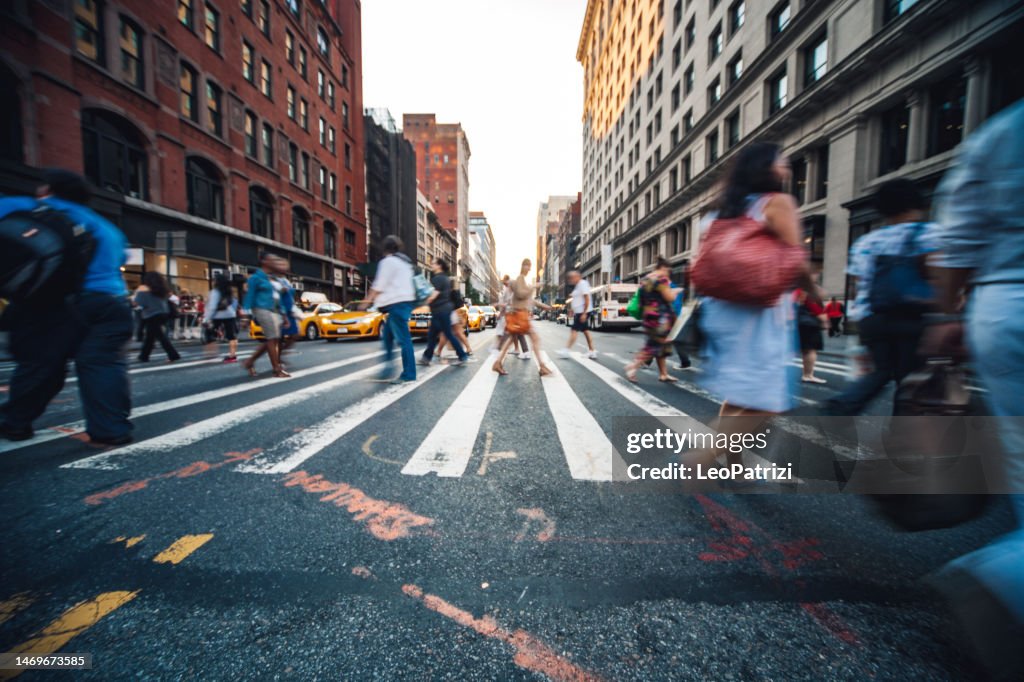 Multitud de personas cruzando la calle en Midtown Manhattan