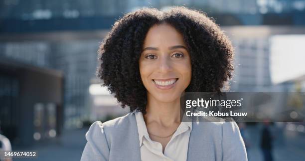 black woman with smile in portrait, corporate leader and happy with career success, vision and mindset. professional headshot, outdoor and job goals with management, employee and lawyer in chicago - focus on foreground stockfoto's en -beelden