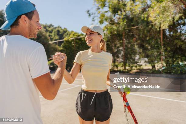 pareja amorosa jugando tenis juntos - atuendo de tenis fotografías e imágenes de stock