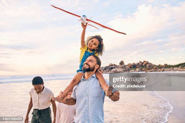 plaisir en famille, à pied ou en avion sur la plage du coucher du soleil, l’océan ou la mer en vacances en liberté, en lien énergétique ou en jouant à un jeu. souriant, heureux ou enfants avec des jouets volants, des parents piggyback ou interracia - famille jeux société photos et images de collection