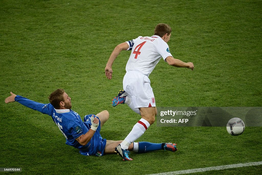 Italian midfielder Daniele De Rossi (L) 