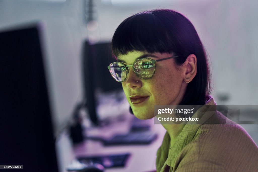 Nacht, Reflexion und Neon mit Frau am Computer für Programmiererin, Cloud Computing und Softwareentwicklerin. Coding, Cybersicherheit und Technologie mit Mitarbeiter in Digitalagentur für IT, Designer oder Code