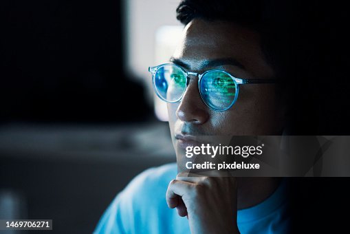Código, hombre asiático y reflejo en gafas, enfoque y programación para ciberseguridad, hacking y oficina moderna. Japón, empleado masculino con gafas y especialista en TI en codificación, programación y pensamiento Código, hombre asiático y reflejo en gafas, enfoque y programación para ciberseguridad, hacking y oficina moderna. Japón, empleado masculino con gafas y especialista en TI en codificación, programación y pensamiento