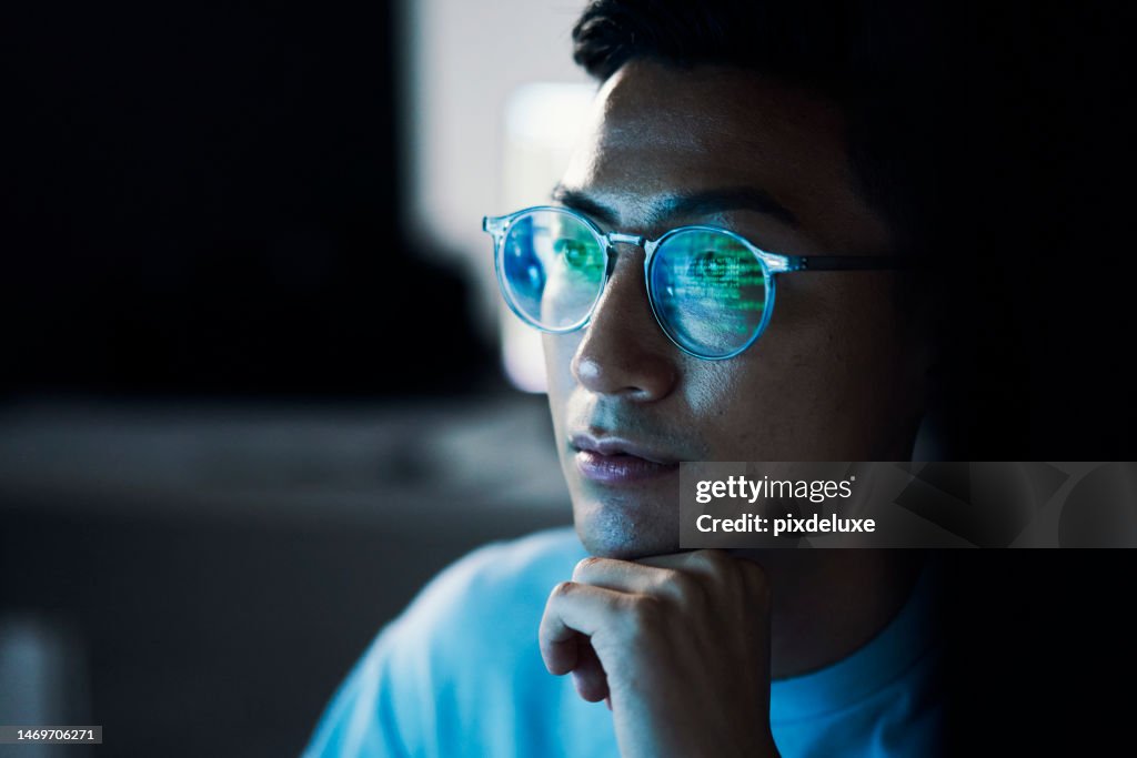 Código, homem asiático e reflexo em óculos, foco e programação para segurança cibernética, hacking e escritório moderno. Japão, funcionário do sexo masculino com óculos e especialista em codificação, programação e pensamento de TI
