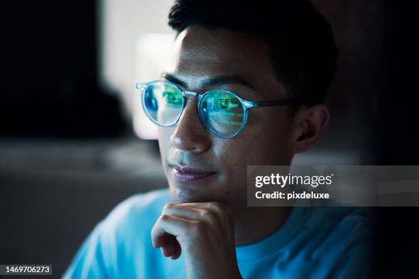 asiatischer mann, entwickler und denken in der programmierung in der nacht oder programmierung von software oder anwendungsentwicklung. männlicher programmierer oder programmierer fehlersuche und späte arbeit an code bei der problemlösung im büro - software developer stock-fotos und bilder