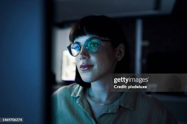 brille, reflexion und nacht mit frau und computer für software engineering, entwickler und designer. cyber security, data science und code mit mitarbeiter im büro für neon, website und html - data science stock-fotos und bilder