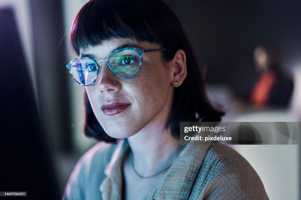 Geschäftsfrau Gesicht, Computer und UX Codierung des jungen Mitarbeiters mit blauem Licht und Brille. Digitaler Code, Hacker-KI und Lesen einer Arbeiterin in der Nachtplanung mit Online-Cybersicherheitsdaten
