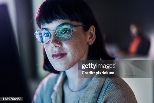 Geschäftsfrau Gesicht, Computer und UX Codierung des jungen Mitarbeiters mit blauem Licht und Brille. Digitaler Code, Hacker-KI und Lesen einer Arbeiterin in der Nachtplanung mit Online-Cybersicherheitsdaten Geschäftsfrau Gesicht, Computer und UX Codierung des jungen Mitarbeiters mit blauem Licht und Brille. Digitaler Code, Hacker-KI und Lesen einer Arbeiterin in der Nachtplanung mit Online-Cybersicherheitsdaten