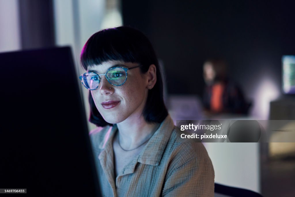 Geschäftsfrau, Computer-SEO-Arbeit und Codierung eines jungen Mitarbeiters mit Krypto und Brille. Digitaler Code, weibliches Gesicht und Lesen eines IT-Mitarbeiters bei Nachtplanung mit Online-Hacker- und KI-Daten