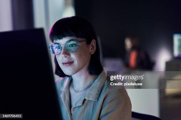 donna d'affari, lavoro seo informatico e codifica di giovani dipendenti con cripto e occhiali. codice digitale, volto femminile e lettura di un dipendente it di notte pianificazione con hacker online e dati di intelligenza artificiale - cyber security people foto e immagini stock