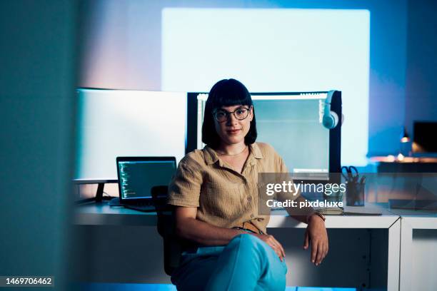 mujer de negocios, retrato y código informático de un hacker trabajando en actualización de ciberseguridad. codificación, datos criptográficos y empleados digitales con tecnología y medios transformación digital en la oscuridad con algoritmo - web designer fotografías e imágenes de stock