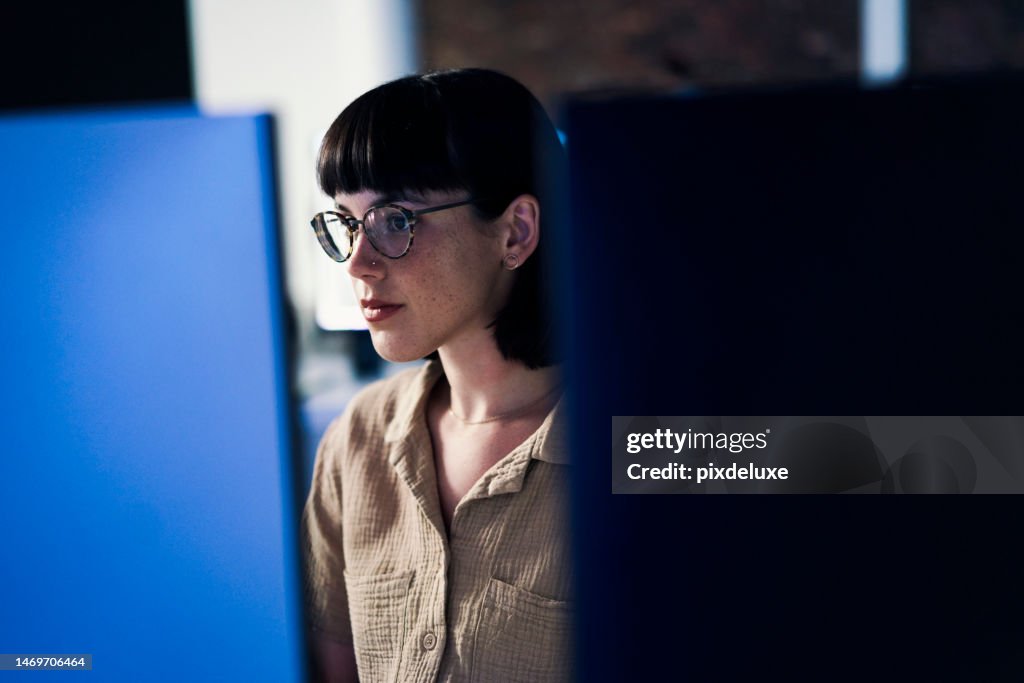 Konzentriert, ernst und Nacht mit Frau und Computer für Software-Engineering, Entwickler und Designer. Cyber Security, Data Science und Code mit Mitarbeiter im Büro für Neon, Website und HTML