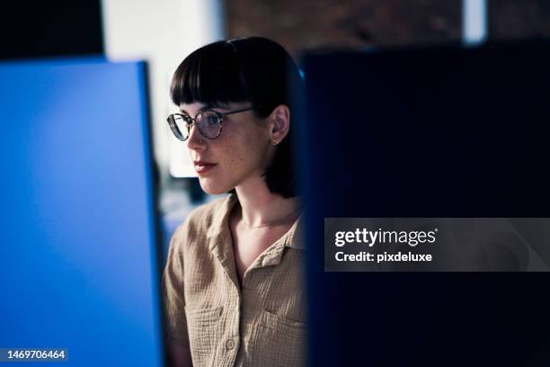 concentrarsi, seri e notturni con donna e computer per l'ingegneria del software, sviluppatore e designer. cyber security, data science e codice con dipendente in ufficio per neon, sito web e html - programmatore di computer foto e immagini stock