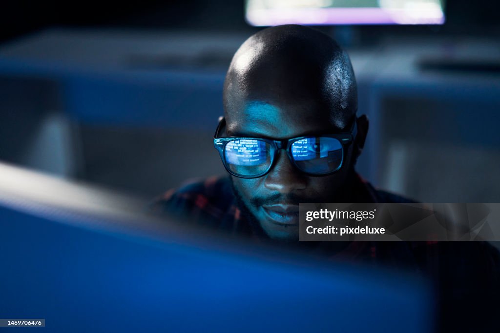 Seguridad cibernética, hombre negro y reflexión de código en gafas, piratería y actualización de software en oficina. Empleado afroamericano, programador o especialista en TI con gafas, enfoque y computación en la nube