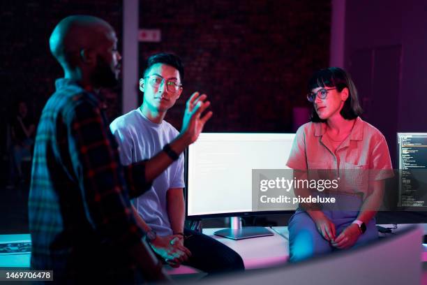 geschäftsleute, die sprechen oder teamarbeit im nachtbüro für softwareentwicklung, cybersicherheit oder datenbanksicherheit planen. programmierer, entwickler oder ingenieur auf neon-technologie zur codierung von diversity-idee - neonlicht stock-fotos und bilder