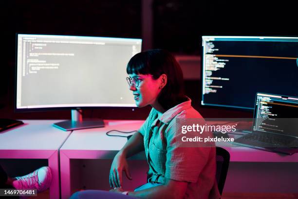 computercodierung, html-skript und frauenprogrammierung, softwareentwicklung oder cyberpunk in neon. nacht- oder dunkelkammer für informationstechnologie, code- und programmiererfreak oder person auf datenmonitorbildschirm - webdesigner stock-fotos und bilder