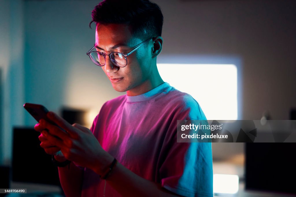 Uomo asiatico, telefono o programmazione in ufficio notturno di sviluppo software, revisione della sicurezza informatica o sicurezza del codice del database. Programmatore, sviluppatore o ingegnere sulla tecnologia neon, la codifica web 3.0 o il pensiero