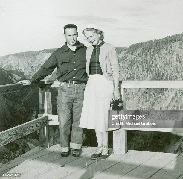 man and woman looking at camera - 1950s couple stock-fotos und bilder