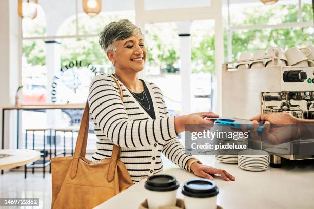 paiement, robinet et femme dans un café pour le café ou l’achat du petit-déjeuner avec une carte de crédit. client de détail, souriant et mature payant pour de la nourriture ou une boisson sur une machine avec un serveur dans un restaurant - carte de crédit photos et images de collection