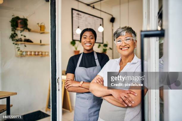 coffeeshop, senior woman manager portrait mit barista freut sich über den erfolg des ladens. kellnerin, kellnerin und kleinunternehmerin zusammen stolz auf das wachstum von cafés und bäckereien mit einem lächeln - geschäftsinhaber stock-fotos und bilder
