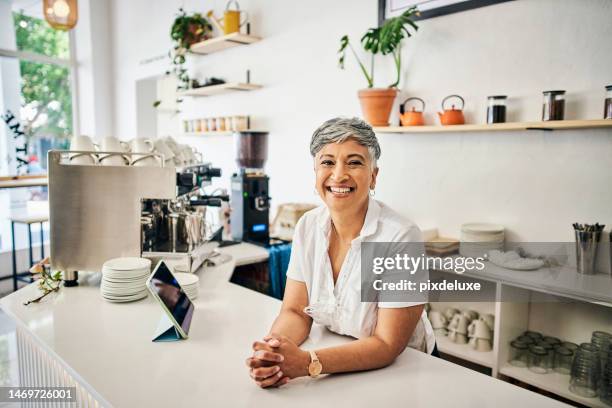 café-porträt einer frau oder kleinunternehmerin mit startup-erfolg, restaurantzielen und barista-dienstleistungen. chef, manager oder indischer senior arbeitgeber im café für führung und ein willkommenslächeln - smile asia woman stock-fotos und bilder