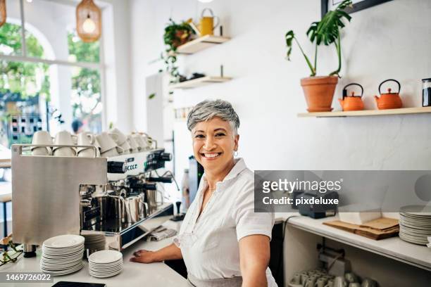 coffeeshop-porträt einer frau oder kleinunternehmerin mit startup-erfolg, restaurantzielen und barista-dienstleistungen. chef, manager oder indischer leitender angestellter im café mit einzelhandelsführung und lächeln - arab old woman stock-fotos und bilder