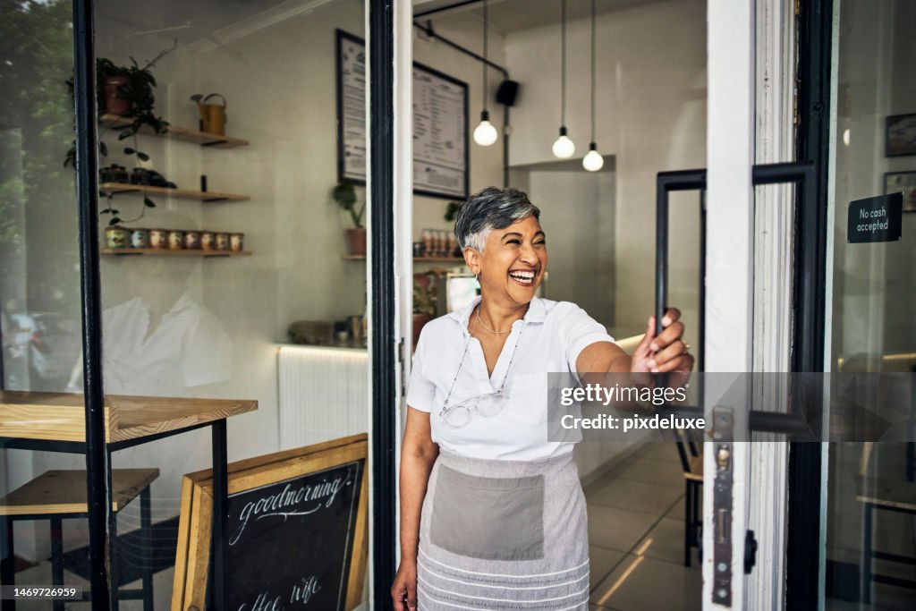 Kleine Unternehmen, Frauen und Café Haustür mit Stolz für Startup, Café oder Restaurant. Unternehmer Person oder Kellnerin glücklich für Service, Management und zur Begrüßung für Gastfreundschaft im Geschäft