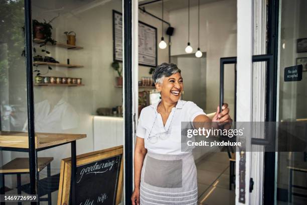 中小企業、女性、コーヒーショップの正面玄関で、スタートアップ、カフェ、レストランに誇りを持っています。起業家の人やウェイトレスは、サービス、管理に満足し、店でのホスピタリ� - good humor welcome ストックフォトと画像