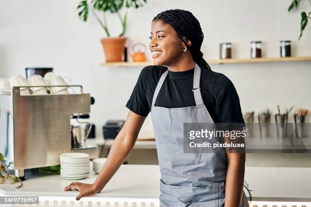 中小企業でのサービスのためのコーヒーショップでの思考、おもてなし、黒人女性。笑顔、カフェ、アフリカの労働者とカフェテリア、レストラン、ダイナーのアイデアを持ちながら、ビジ� - black business owner ストックフォトと画像
