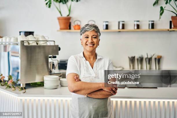 feliz, retrato y mujer mayor en cafetería para propietarios de pequeñas empresas, minoristas y gerentes. panadería, restaurante y liderazgo con empleado en cafetería para bienvenida, camarera y empoderamiento - franchising fotografías e imágenes de stock