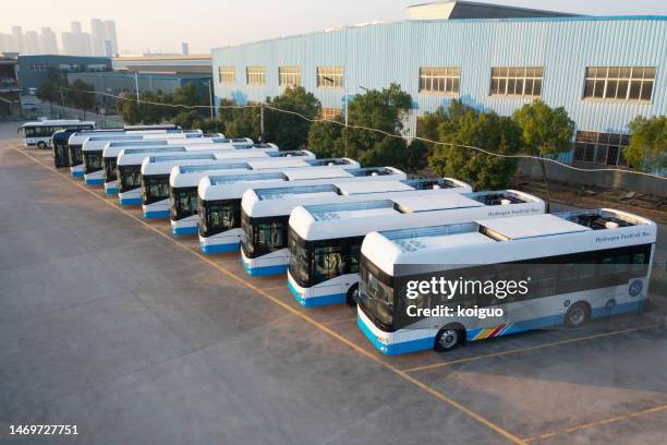 hydrogen battery powered bus - wasserstoff-brennstoffzelle stock-fotos und bilder