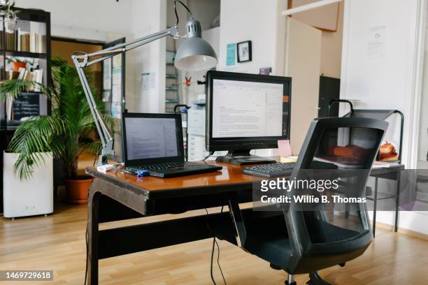 a modern office comuter desk - bürostuhl stock-fotos und bilder