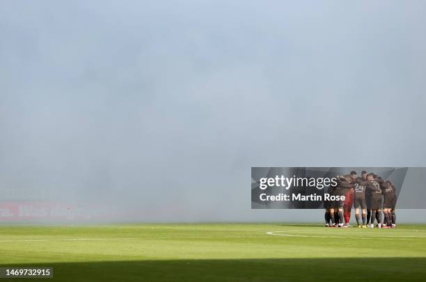 The team of FC St. Pauli line up ahead of the Second Bundesliga match between FC St. Pauli and F.C. Hansa Rostock at Millerntor Stadium on February...