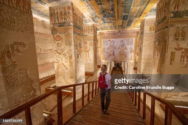 young woman walking in the tomb of ramses v and ramses vi (kv9), valley of the kings, egypt - civilization vi stock pictures, royalty-free photos & images