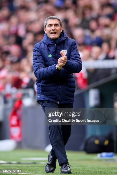 Head coach Ernesto Valverde of Athletic Club react during the LaLiga Santander match between Athletic Club and Girona FC at San Mames Stadium on...