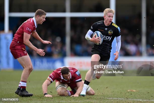 Josh Hodge of Exeter Chiefs makes a break past Jonny Hill of Sale Sharks during the Gallagher Premiership Rugby match between Exeter Chiefs and Sale...