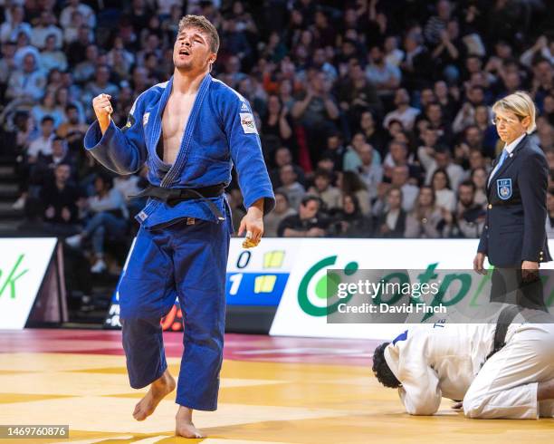 Watched by referee Roberta Chyurlia of Italy, Noel Van 't End of the Netherlands celebrates defeating Murad Fatiyev of Azerbaijan by a wazari and...