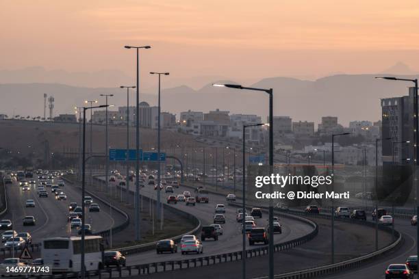 traffic in muscat in oman - oman skyline stock-fotos und bilder