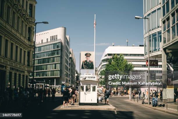 berlin 2022 - checkpoint charlie stock-fotos und bilder