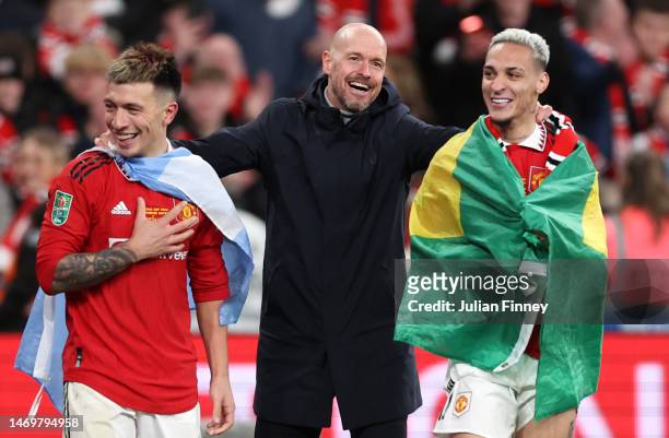 Erik ten Hag, Manager of Manchester United, celebrates with Lisandro Martinez and Antony of Manchester United following victory in the Carabao Cup...