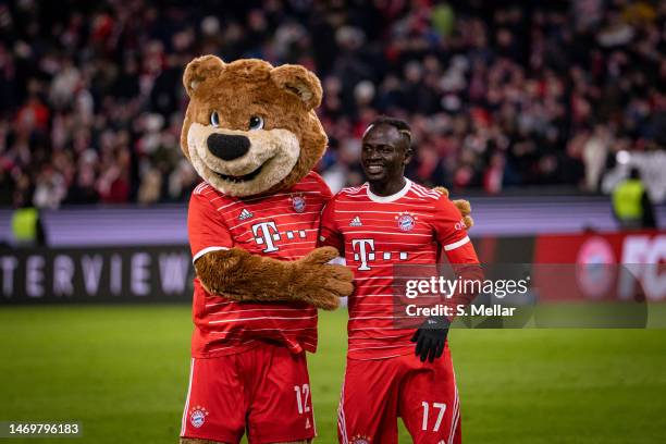 Sadio Mane of FC Bayern Muenchen celebrates the win with berni the mascot after during the Bundesliga match between FC Bayern München and 1. FC Union...