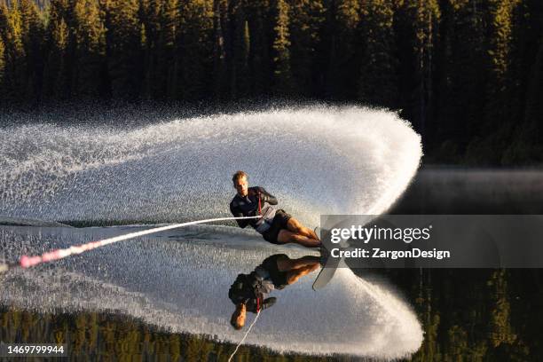 esqui aquático - waterskiing - fotografias e filmes do acervo