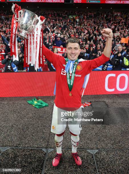 Lisandro Martinez of Manchester United celebrate with the trophy after the Carabao Cup Final match between Manchester United and Newcastle United at...