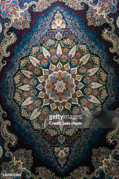 front view of a beautiful persian rug - perzisch tapijt stockfoto's en -beelden